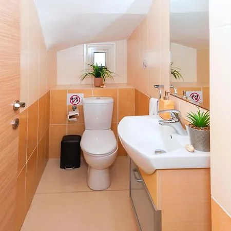 Villa Aurora - 100m From Pernera