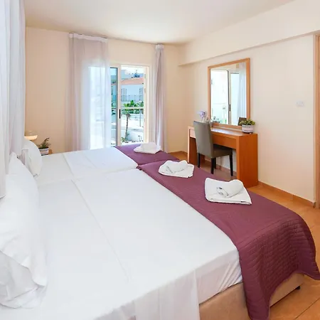 Villa Aurora - 100m From Pernera *