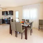 Villa Aurora - 100m From Pernera